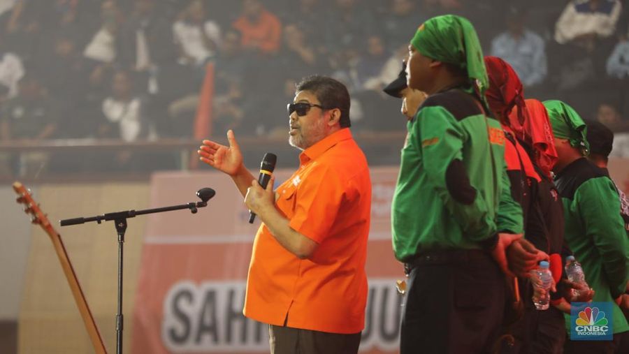 Ribuan buruh memadati Aula JCC Senayan, Jakarta, Kamis (30/10/2025), untuk mengikuti konsolidasi nasional serikat pekerja. Berbeda dari aksi demonstrasi pada umumnya yang digelar di jalanan, kali ini para buruh memilih melangsungkan aksinya di dalam ruangan. (CNBC Indonesia/Tri Susilo)