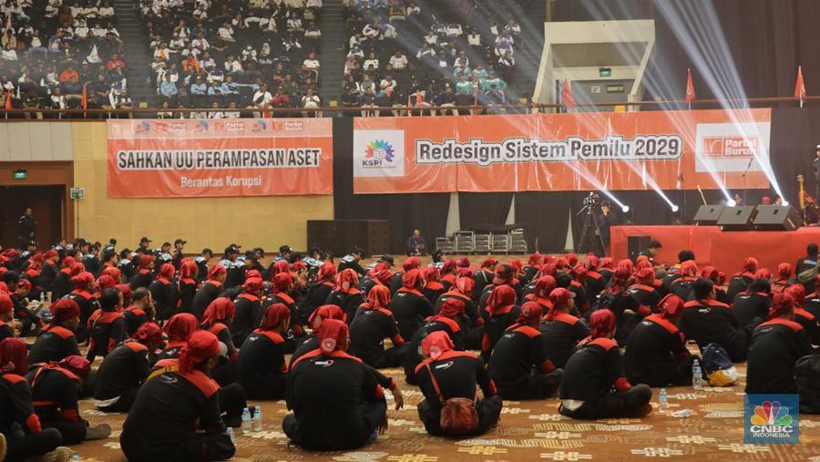 Ribuan buruh memadati Aula JCC Senayan, Jakarta, Kamis (30/10/2025), untuk mengikuti konsolidasi nasional serikat pekerja. Berbeda dari aksi demonstrasi pada umumnya yang digelar di jalanan, kali ini para buruh memilih melangsungkan aksinya di dalam ruangan. (CNBC Indonesia/Tri Susilo)