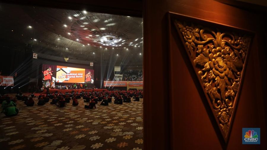 Ribuan buruh memadati Aula JCC Senayan, Jakarta, Kamis (30/10/2025), untuk mengikuti konsolidasi nasional serikat pekerja. Berbeda dari aksi demonstrasi pada umumnya yang digelar di jalanan, kali ini para buruh memilih melangsungkan aksinya di dalam ruangan. (CNBC Indonesia/Tri Susilo)