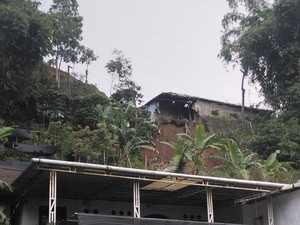 Rumah di Tawangmangu Jebol Tergerus Tanah Longsor