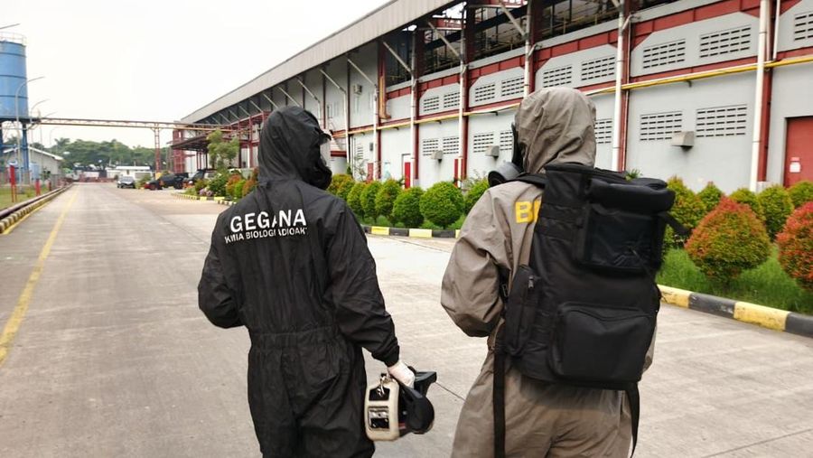 Satuan Tugas (Satgas) Penanganan Cesium 137 (Cs-137) mengangkut material yang terpapar zat radioaktif di titik lokasi yang terpapar di luar kawasan Industri Modern Cikande, Kabupaten Serang, Banten. (Dok. KLH)