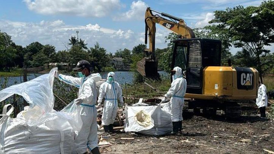 Satuan Tugas (Satgas) Penanganan Cesium 137 (Cs-137) mengangkut material yang terpapar zat radioaktif di titik lokasi yang terpapar di luar kawasan Industri Modern Cikande, Kabupaten Serang, Banten. (Dok. KLH)