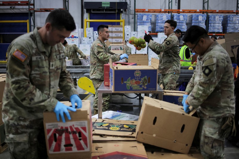 Seorang anggota Garda Nasional mengemas makanan di fasilitas Bank Makanan Regional Los Angeles, karena hampir 42 juta warga Amerika menghadapi potensi hilangnya manfaat Program Bantuan Nutrisi Tambahan (SNAP), yang dikenal sebagai kupon makanan, karena penutupan pemerintah AS terlama kedua, di Los Angeles, California, AS, 29 Oktober 2025. Seorang anggota Garda Nasional mengemas makanan di fasilitas Bank Makanan Regional Los Angeles, karena hampir 42 juta warga Amerika menghadapi potensi hilangnya manfaat Program Bantuan Nutrisi Tambahan (SNAP), yang dikenal sebagai kupon makanan, karena penutupan pemerintah AS terlama kedua, di Los Angeles, California, AS, 29 Oktober 2025. (REUTERS/Daniel Cole)