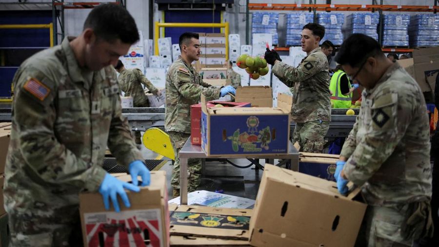 Seorang anggota Garda Nasional mengemas makanan di fasilitas Bank Makanan Regional Los Angeles, karena hampir 42 juta warga Amerika menghadapi potensi hilangnya manfaat Program Bantuan Nutrisi Tambahan (SNAP), yang dikenal sebagai kupon makanan, karena penutupan pemerintah AS terlama kedua, di Los Angeles, California, AS, 29 Oktober 2025. Seorang anggota Garda Nasional mengemas makanan di fasilitas Bank Makanan Regional Los Angeles, karena hampir 42 juta warga Amerika menghadapi potensi hilangnya manfaat Program Bantuan Nutrisi Tambahan (SNAP), yang dikenal sebagai kupon makanan, karena penutupan pemerintah AS terlama kedua, di Los Angeles, California, AS, 29 Oktober 2025. (REUTERS/Daniel Cole)
