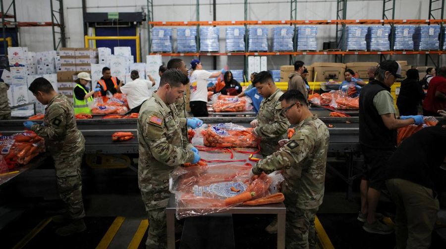 Seorang anggota Garda Nasional mengemas makanan di fasilitas Bank Makanan Regional Los Angeles, karena hampir 42 juta warga Amerika menghadapi potensi hilangnya manfaat Program Bantuan Nutrisi Tambahan (SNAP), yang dikenal sebagai kupon makanan, karena penutupan pemerintah AS terlama kedua, di Los Angeles, California, AS, 29 Oktober 2025. Seorang anggota Garda Nasional mengemas makanan di fasilitas Bank Makanan Regional Los Angeles, karena hampir 42 juta warga Amerika menghadapi potensi hilangnya manfaat Program Bantuan Nutrisi Tambahan (SNAP), yang dikenal sebagai kupon makanan, karena penutupan pemerintah AS terlama kedua, di Los Angeles, California, AS, 29 Oktober 2025. (REUTERS/Daniel Cole)