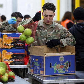 Potret Garda Nasional Dikerahkan di Tengah Krisis Pangan Los Angeles
