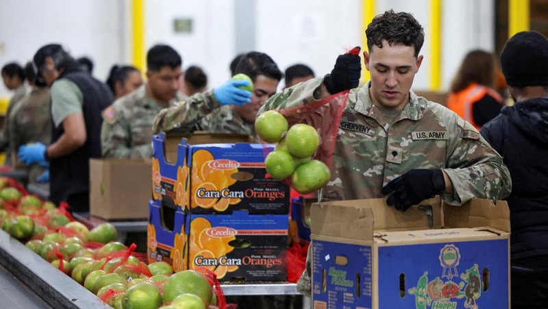 Seorang anggota Garda Nasional mengemas makanan di fasilitas Bank Makanan Regional Los Angeles, karena hampir 42 juta warga Amerika menghadapi potensi hilangnya manfaat Program Bantuan Nutrisi Tambahan (SNAP), yang dikenal sebagai kupon makanan, karena penutupan pemerintah AS terlama kedua, di Los Angeles, California, AS, 29 Oktober 2025. Seorang anggota Garda Nasional mengemas makanan di fasilitas Bank Makanan Regional Los Angeles, karena hampir 42 juta warga Amerika menghadapi potensi hilangnya manfaat Program Bantuan Nutrisi Tambahan (SNAP), yang dikenal sebagai kupon makanan, karena penutupan pemerintah AS terlama kedua, di Los Angeles, California, AS, 29 Oktober 2025. (REUTERS/Daniel Cole)
