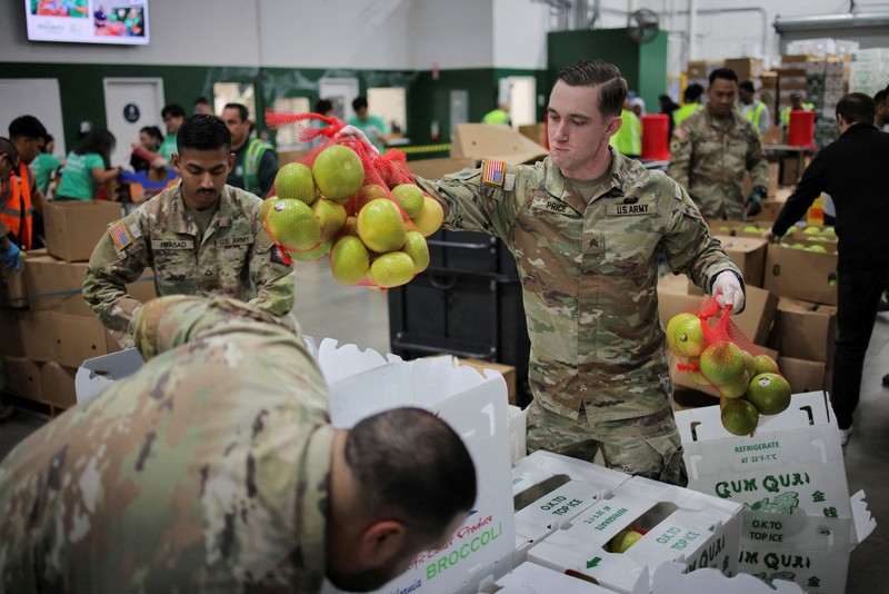 Seorang anggota Garda Nasional mengemas makanan di fasilitas Bank Makanan Regional Los Angeles, karena hampir 42 juta warga Amerika menghadapi potensi hilangnya manfaat Program Bantuan Nutrisi Tambahan (SNAP), yang dikenal sebagai kupon makanan, karena penutupan pemerintah AS terlama kedua, di Los Angeles, California, AS, 29 Oktober 2025. Seorang anggota Garda Nasional mengemas makanan di fasilitas Bank Makanan Regional Los Angeles, karena hampir 42 juta warga Amerika menghadapi potensi hilangnya manfaat Program Bantuan Nutrisi Tambahan (SNAP), yang dikenal sebagai kupon makanan, karena penutupan pemerintah AS terlama kedua, di Los Angeles, California, AS, 29 Oktober 2025. (REUTERS/Daniel Cole)