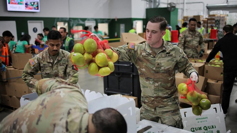 Seorang anggota Garda Nasional mengemas makanan di fasilitas Bank Makanan Regional Los Angeles, karena hampir 42 juta warga Amerika menghadapi potensi hilangnya manfaat Program Bantuan Nutrisi Tambahan (SNAP), yang dikenal sebagai kupon makanan, karena penutupan pemerintah AS terlama kedua, di Los Angeles, California, AS, 29 Oktober 2025. Seorang anggota Garda Nasional mengemas makanan di fasilitas Bank Makanan Regional Los Angeles, karena hampir 42 juta warga Amerika menghadapi potensi hilangnya manfaat Program Bantuan Nutrisi Tambahan (SNAP), yang dikenal sebagai kupon makanan, karena penutupan pemerintah AS terlama kedua, di Los Angeles, California, AS, 29 Oktober 2025. (REUTERS/Daniel Cole)
