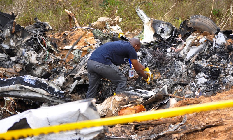 Seorang penyelidik kecelakaan udara memeriksa reruntuhan pesawat 5Y-CCA yang dioperasikan oleh Mombasa Air Safari, yang jatuh dengan penumpang di dalamnya dalam perjalanan dari Diani ke Kichwa Tembo, di daerah Tsimba Golini di Kabupaten Kwale, Kenya, 29 Oktober 2025. Seorang penyelidik kecelakaan udara memeriksa reruntuhan pesawat 5Y-CCA yang dioperasikan oleh Mombasa Air Safari, yang jatuh dengan penumpang di dalamnya dalam perjalanan dari Diani ke Kichwa Tembo, di daerah Tsimba Golini di Kabupaten Kwale, Kenya, 29 Oktober 2025. (REUTERS/Laban Walloga)