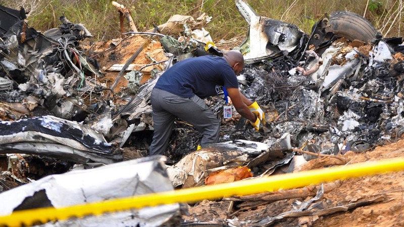 Seorang penyelidik kecelakaan udara memeriksa reruntuhan pesawat 5Y-CCA yang dioperasikan oleh Mombasa Air Safari, yang jatuh dengan penumpang di dalamnya dalam perjalanan dari Diani ke Kichwa Tembo, di daerah Tsimba Golini di Kabupaten Kwale, Kenya, 29 Oktober 2025. Seorang penyelidik kecelakaan udara memeriksa reruntuhan pesawat 5Y-CCA yang dioperasikan oleh Mombasa Air Safari, yang jatuh dengan penumpang di dalamnya dalam perjalanan dari Diani ke Kichwa Tembo, di daerah Tsimba Golini di Kabupaten Kwale, Kenya, 29 Oktober 2025. (REUTERS/Laban Walloga)