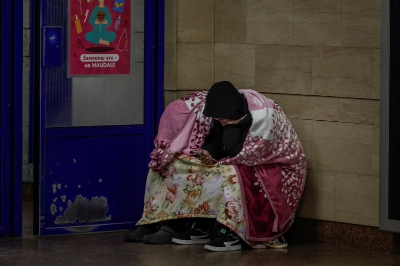 Orang-orang berlindung di dalam stasiun metro selama serangan rudal dan pesawat tak berawak Rusia, di tengah serangan Rusia terhadap Ukraina, di Kyiv, Ukraina, 30 Oktober 2025. Orang-orang berlindung di dalam stasiun metro selama serangan rudal dan pesawat tak berawak Rusia, di tengah serangan Rusia terhadap Ukraina, di Kyiv, Ukraina, 30 Oktober 2025. (REUTERS/Alina Smutko)