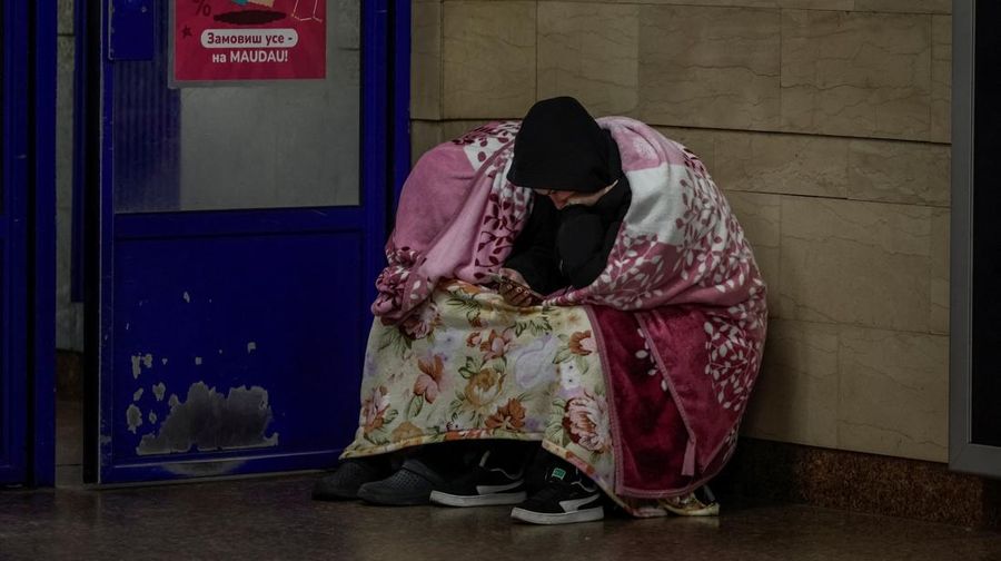 Orang-orang berlindung di dalam stasiun metro selama serangan rudal dan pesawat tak berawak Rusia, di tengah serangan Rusia terhadap Ukraina, di Kyiv, Ukraina, 30 Oktober 2025. Orang-orang berlindung di dalam stasiun metro selama serangan rudal dan pesawat tak berawak Rusia, di tengah serangan Rusia terhadap Ukraina, di Kyiv, Ukraina, 30 Oktober 2025. (REUTERS/Alina Smutko)