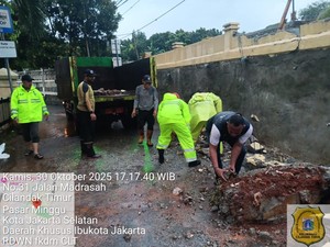 Tembok Pembatas TPU Jeruk Purut Jebol, Jalan Sempat Ditutup