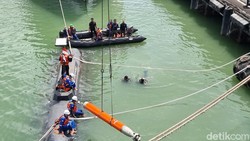 Kapal Selam Tanpa Awak KSOT Uji Tembak di Laut Surabaya, Dipantau Prabowo