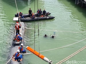 Kapal Selam Tanpa Awak KSOT Uji Tembak di Laut Surabaya, Dipantau Prabowo