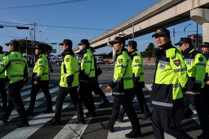 APEC-SUMMIT/ARRIVALS Penerbangan Air China yang membawa Presiden Tiongkok Xi Jinping mendarat di Bandara Internasional Gimhae, saat beliau tiba untuk menghadiri KTT Kerja Sama Ekonomi Asia-Pasifik (APEC), di Busan, Korea Selatan, 30 Oktober 2025. REUTERS/Kim Soo-hyeon