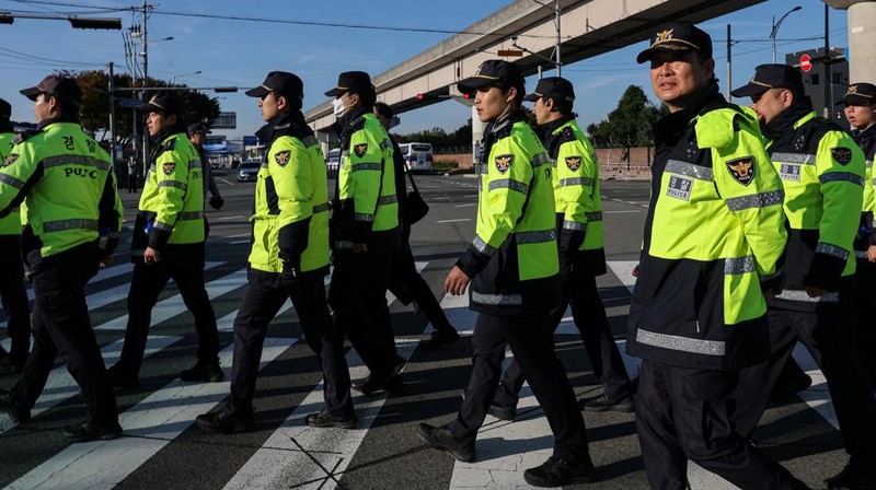 APEC-SUMMIT/ARRIVALS Penerbangan Air China yang membawa Presiden Tiongkok Xi Jinping mendarat di Bandara Internasional Gimhae, saat beliau tiba untuk menghadiri KTT Kerja Sama Ekonomi Asia-Pasifik (APEC), di Busan, Korea Selatan, 30 Oktober 2025. REUTERS/Kim Soo-hyeon
