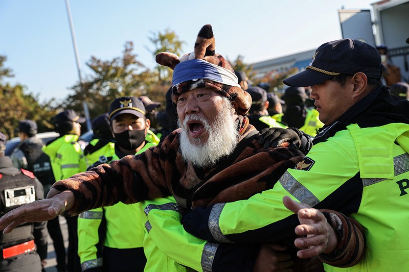 APEC-SUMMIT/ARRIVALS Penerbangan Air China yang membawa Presiden Tiongkok Xi Jinping mendarat di Bandara Internasional Gimhae, saat beliau tiba untuk menghadiri KTT Kerja Sama Ekonomi Asia-Pasifik (APEC), di Busan, Korea Selatan, 30 Oktober 2025. REUTERS/Kim Soo-hyeon