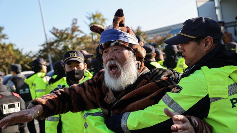 APEC-SUMMIT/ARRIVALS Penerbangan Air China yang membawa Presiden Tiongkok Xi Jinping mendarat di Bandara Internasional Gimhae, saat beliau tiba untuk menghadiri KTT Kerja Sama Ekonomi Asia-Pasifik (APEC), di Busan, Korea Selatan, 30 Oktober 2025. REUTERS/Kim Soo-hyeon