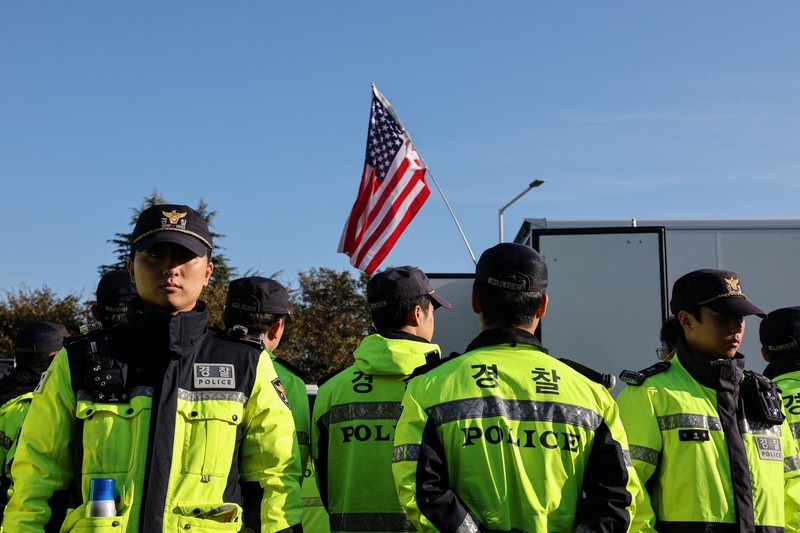 APEC-SUMMIT/ARRIVALS Penerbangan Air China yang membawa Presiden Tiongkok Xi Jinping mendarat di Bandara Internasional Gimhae, saat beliau tiba untuk menghadiri KTT Kerja Sama Ekonomi Asia-Pasifik (APEC), di Busan, Korea Selatan, 30 Oktober 2025. REUTERS/Kim Soo-hyeon