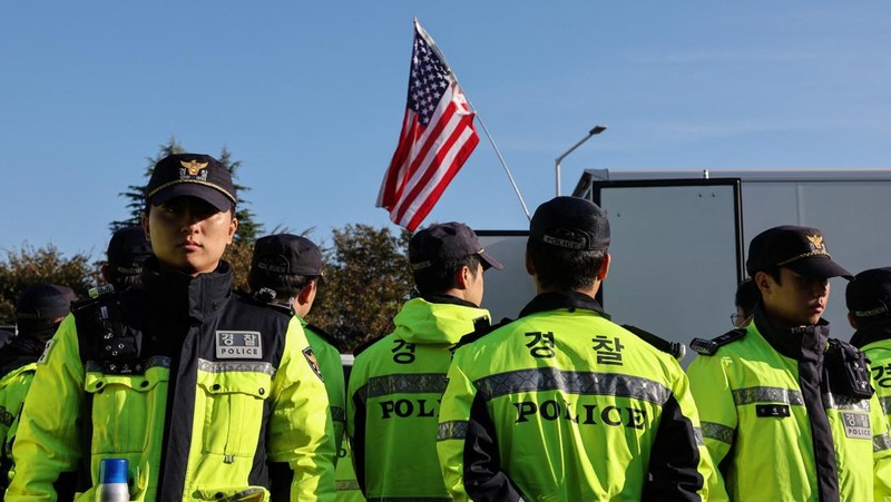 APEC-SUMMIT/ARRIVALS Penerbangan Air China yang membawa Presiden Tiongkok Xi Jinping mendarat di Bandara Internasional Gimhae, saat beliau tiba untuk menghadiri KTT Kerja Sama Ekonomi Asia-Pasifik (APEC), di Busan, Korea Selatan, 30 Oktober 2025. REUTERS/Kim Soo-hyeon