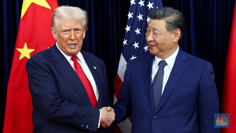 Presiden AS Donald Trump dan Presiden Tiongkok Xi Jinping saat mengadakan pertemuan bilateral di Bandara Internasional Gimhae, di sela-sela KTT Kerja Sama Ekonomi Asia-Pasifik (APEC), di Busan, Korea Selatan, 30 Oktober 2025. REUTERS/Evelyn Hockstein