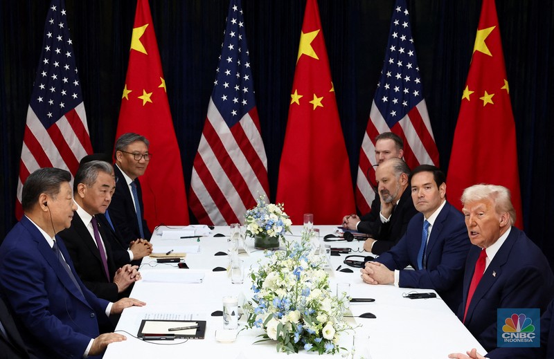 Presiden AS Donald Trump dan Presiden Tiongkok Xi Jinping saat mengadakan pertemuan bilateral di Bandara Internasional Gimhae, di sela-sela KTT Kerja Sama Ekonomi Asia-Pasifik (APEC), di Busan, Korea Selatan, 30 Oktober 2025. REUTERS/Evelyn Hockstein