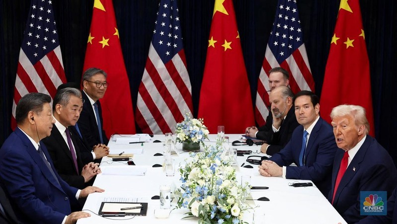 Presiden AS Donald Trump dan Presiden Tiongkok Xi Jinping saat mengadakan pertemuan bilateral di Bandara Internasional Gimhae, di sela-sela KTT Kerja Sama Ekonomi Asia-Pasifik (APEC), di Busan, Korea Selatan, 30 Oktober 2025. REUTERS/Evelyn Hockstein