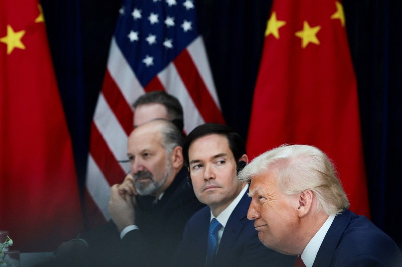 Presiden AS Donald Trump dan Presiden Tiongkok Xi Jinping saat mengadakan pertemuan bilateral di Bandara Internasional Gimhae, di sela-sela KTT Kerja Sama Ekonomi Asia-Pasifik (APEC), di Busan, Korea Selatan, 30 Oktober 2025. REUTERS/Evelyn Hockstein