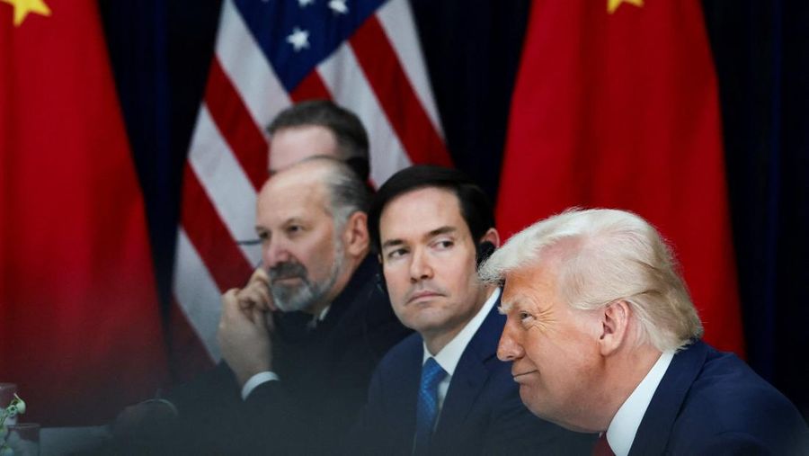 Presiden AS Donald Trump dan Presiden Tiongkok Xi Jinping saat mengadakan pertemuan bilateral di Bandara Internasional Gimhae, di sela-sela KTT Kerja Sama Ekonomi Asia-Pasifik (APEC), di Busan, Korea Selatan, 30 Oktober 2025. REUTERS/Evelyn Hockstein