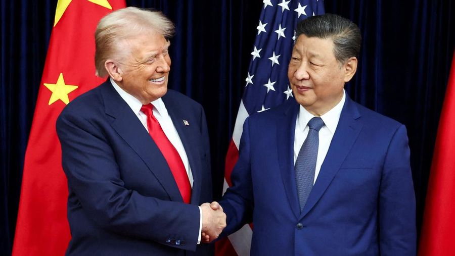 Presiden AS Donald Trump dan Presiden Tiongkok Xi Jinping saat mengadakan pertemuan bilateral di Bandara Internasional Gimhae, di sela-sela KTT Kerja Sama Ekonomi Asia-Pasifik (APEC), di Busan, Korea Selatan, 30 Oktober 2025. REUTERS/Evelyn Hockstein