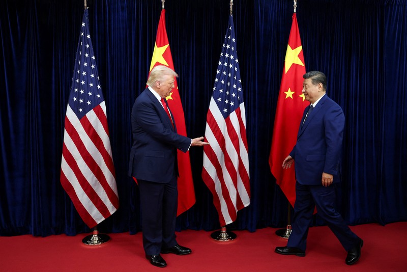 Presiden AS Donald Trump dan Presiden Tiongkok Xi Jinping saat mengadakan pertemuan bilateral di Bandara Internasional Gimhae, di sela-sela KTT Kerja Sama Ekonomi Asia-Pasifik (APEC), di Busan, Korea Selatan, 30 Oktober 2025. REUTERS/Evelyn Hockstein