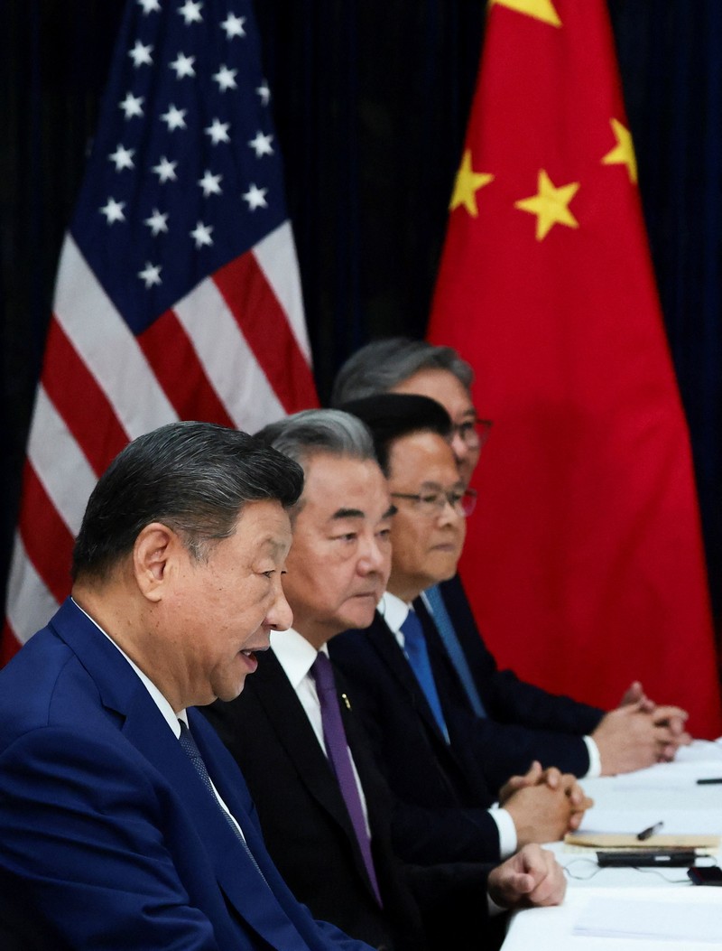 Presiden AS Donald Trump dan Presiden Tiongkok Xi Jinping saat mengadakan pertemuan bilateral di Bandara Internasional Gimhae, di sela-sela KTT Kerja Sama Ekonomi Asia-Pasifik (APEC), di Busan, Korea Selatan, 30 Oktober 2025. REUTERS/Evelyn Hockstein