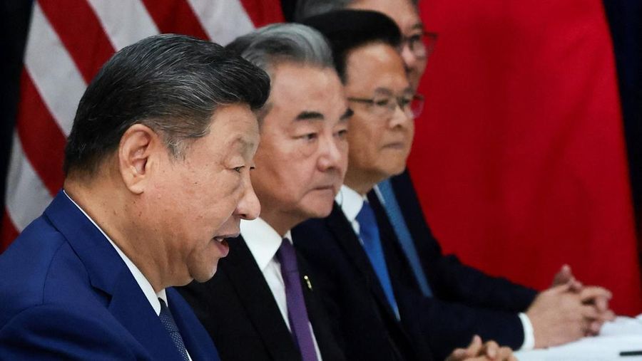 Presiden AS Donald Trump dan Presiden Tiongkok Xi Jinping saat mengadakan pertemuan bilateral di Bandara Internasional Gimhae, di sela-sela KTT Kerja Sama Ekonomi Asia-Pasifik (APEC), di Busan, Korea Selatan, 30 Oktober 2025. REUTERS/Evelyn Hockstein