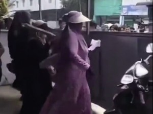 Emak-emak Pengajian Acak-acak Sarang Judi di Asahan