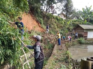 Saluran Air Warga KBB Tertutup Longsor, Sumur-Pertanian Terdampak