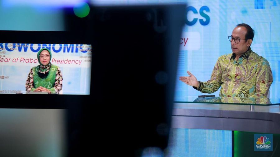 Anggota Dewan Energi Nasional, Satya Widya Yudha memberikan pemaparan dalam program Prabowonomics “One Year of Prabowo’s Presidency”di Studio CNBC Indonesia, Jakarta, Jumat, 31/10/2025. (CNBC Indonesia/Muhammad Sabki)