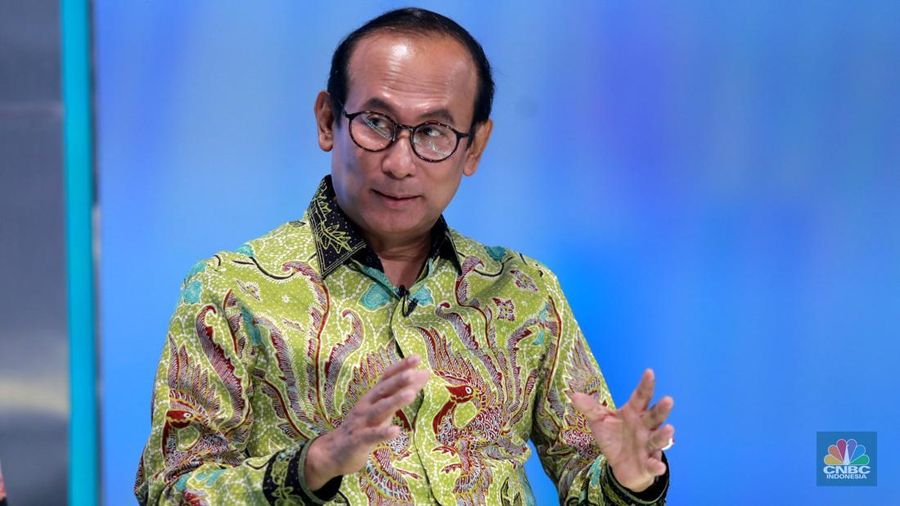 Anggota Dewan Energi Nasional, Satya Widya Yudha memberikan pemaparan dalam program Prabowonomics “One Year of Prabowo’s Presidency”di Studio CNBC Indonesia, Jakarta, Jumat, 31/10/2025. (CNBC Indonesia/Muhammad Sabki)