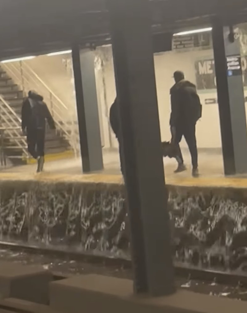 USA-WEATHER/NEW YORK-FLOODING Kendaraan melintas melewati banjir di New York City, AS, 30 Oktober 2025, dalam gambar diam yang diperoleh dari video media sosial. Mariah Whitmoyer/via REUTERS