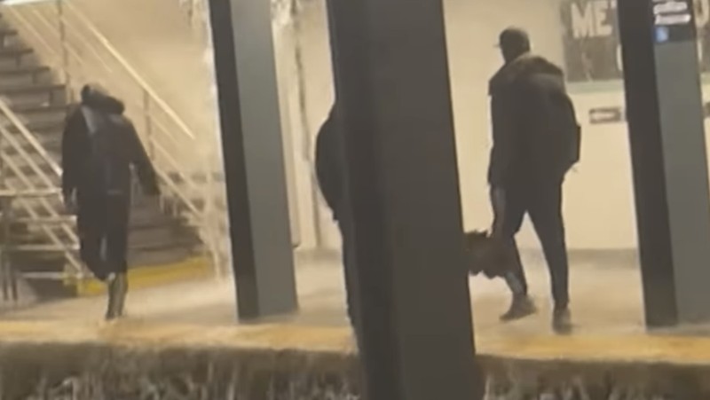 USA-WEATHER/NEW YORK-FLOODING Kendaraan melintas melewati banjir di New York City, AS, 30 Oktober 2025, dalam gambar diam yang diperoleh dari video media sosial. Mariah Whitmoyer/via REUTERS