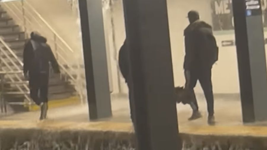 USA-WEATHER/NEW YORK-FLOODING Kendaraan melintas melewati banjir di New York City, AS, 30 Oktober 2025, dalam gambar diam yang diperoleh dari video media sosial. Mariah Whitmoyer/via REUTERS