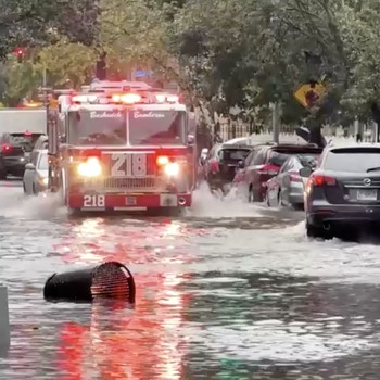 Potret Hujan Buat New York Banjir, Jalan Jadi Sungai-2 Orang Meninggal
