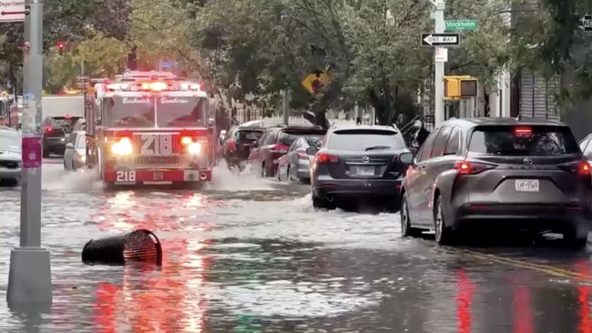 Potret Hujan Buat New York Banjir, Jalan Jadi Sungai-2 Orang Meninggal