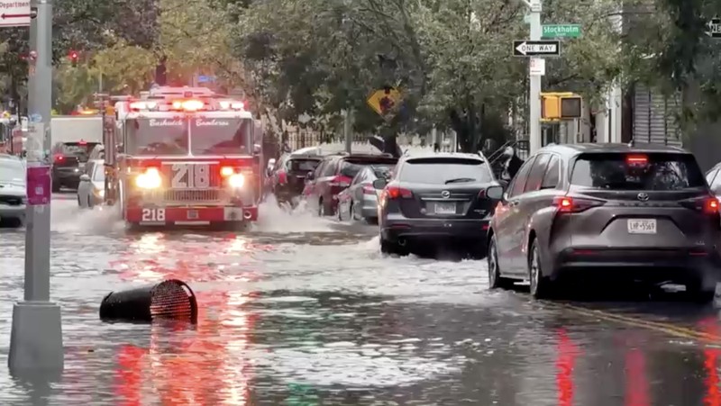 USA-WEATHER/NEW YORK-FLOODING Kendaraan melintas melewati banjir di New York City, AS, 30 Oktober 2025, dalam gambar diam yang diperoleh dari video media sosial. Mariah Whitmoyer/via REUTERS