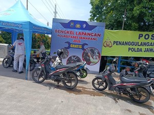 Bengkel Polrestabes Semarang Bantu Kendaraan Mogok gegara Banjir di Genuk