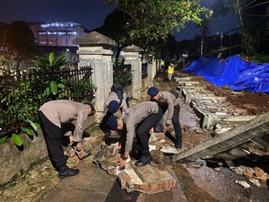 Brimob Polda Metro Jaya Bantu Tangani Tembok Pembatas TPU Jeruk Purut Roboh