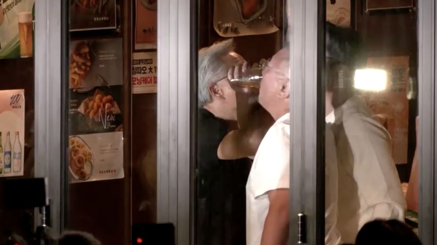 NVIDIA-SOUTHKOREA/ CEO Nvidia Jensen Huang memberikan hadiah kepada Chairman Samsung Electronics Jay Y. Lee dan Chairman Eksekutif Hyundai Motor Group Euisun Chung dalam sebuah pertemuan makan malam di sebuah restoran ayam goreng di Seoul, Korea Selatan, 30 Oktober 2025. Yonhap via REUTERS.