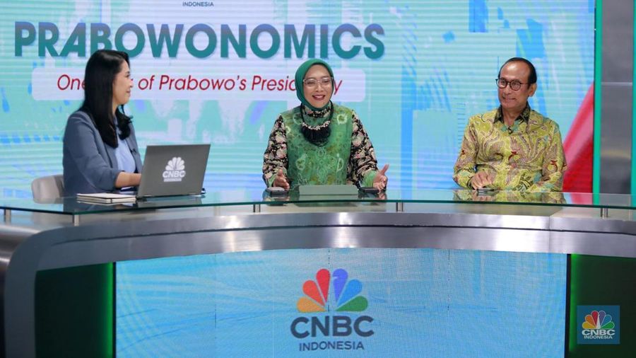 Dirjen Energi Baru Terbarukan dan Konservasi Energi (EBTKE) Kementerian ESDM, Eniya Listiani Dewi memberikan pemaparan dalam program Prabowonomics “One Year of Prabowo’s Presidency”di Studio CNBC Indonesia, Jakarta, Jumat, 31/10/2025. (CNBC Indonesia/Muhammad Sabki)