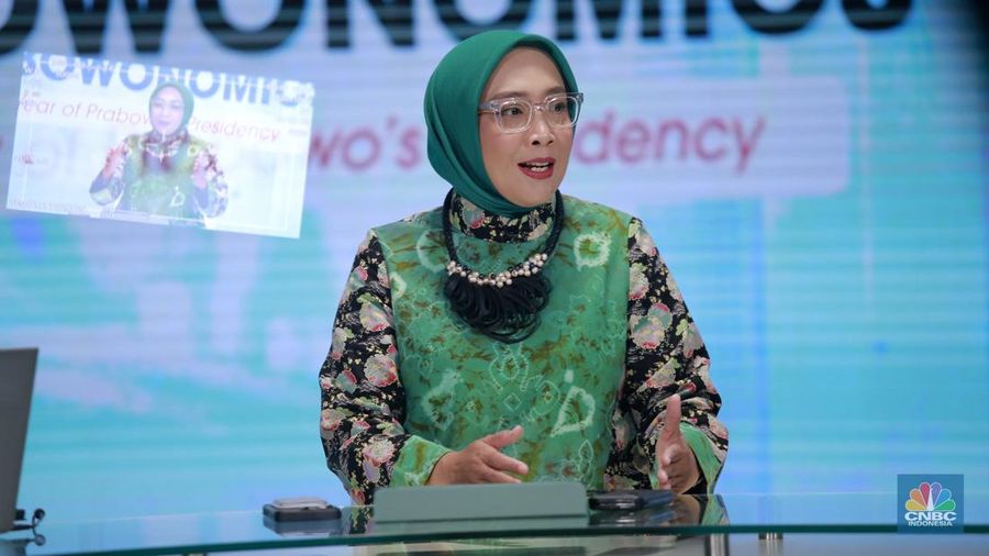 Dirjen Energi Baru Terbarukan dan Konservasi Energi (EBTKE) Kementerian ESDM, Eniya Listiani Dewi memberikan pemaparan dalam program Prabowonomics “One Year of Prabowo’s Presidency”di Studio CNBC Indonesia, Jakarta, Jumat, 31/10/2025. (CNBC Indonesia/Muhammad Sabki)